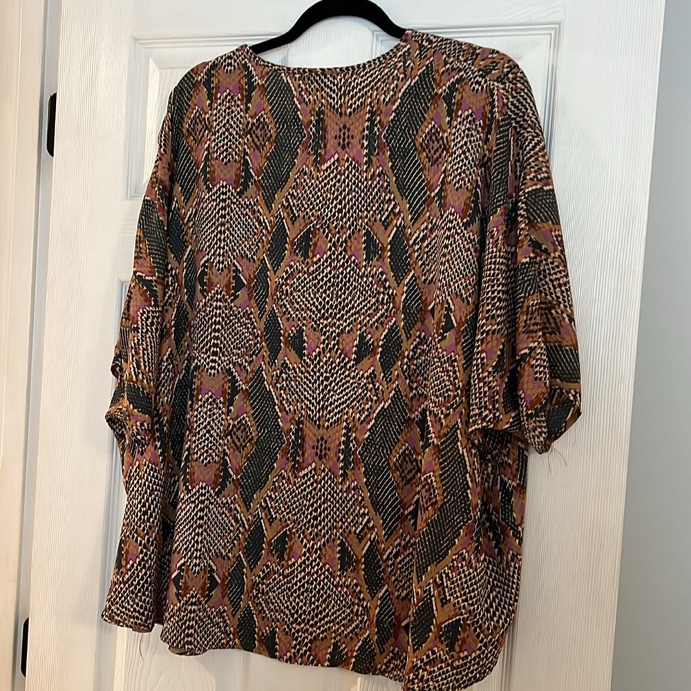 Adrienne Women’s Vneck top Small snake - Picture 3 of 3